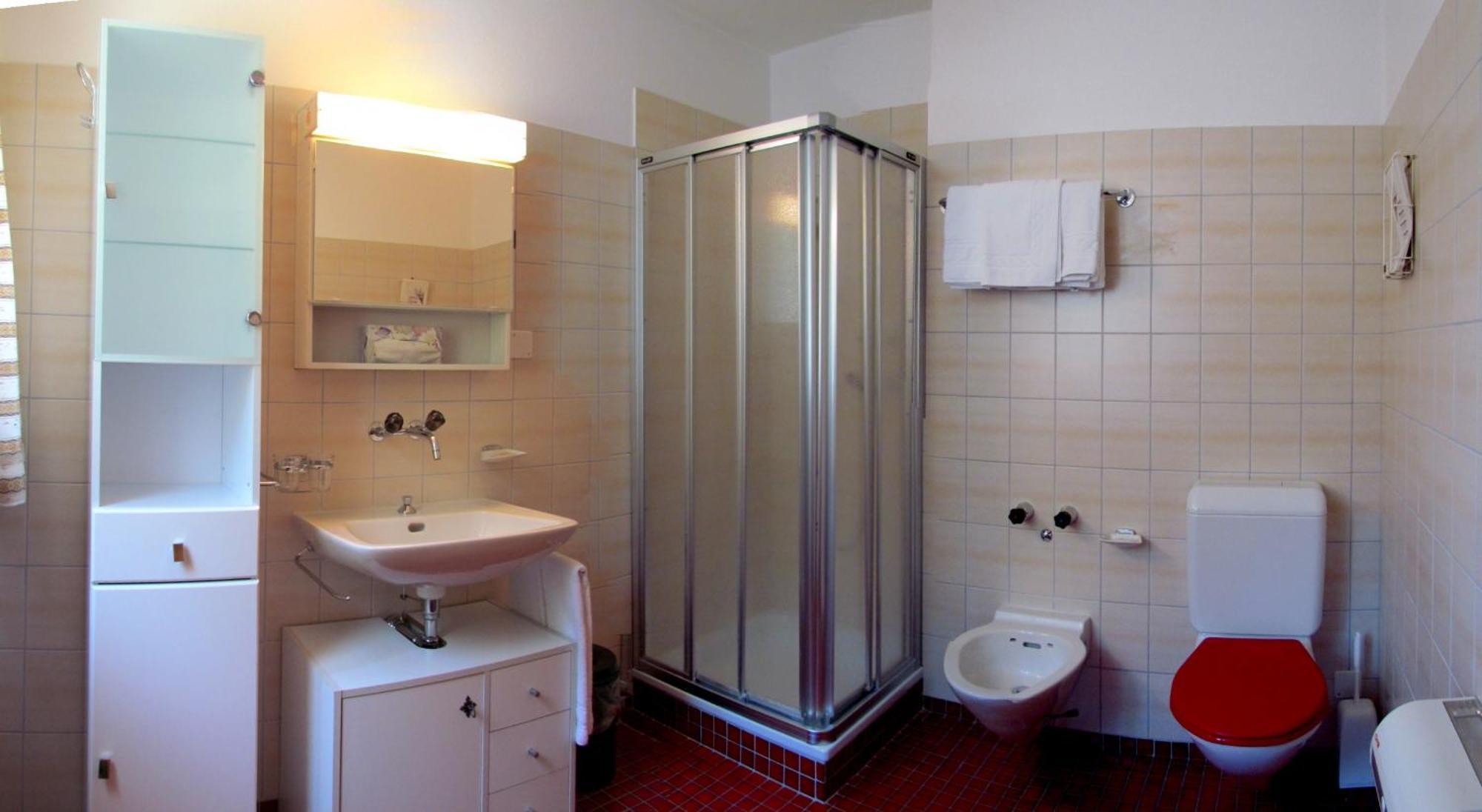 Lardi Hotel 2*